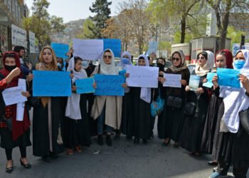 "Abran las escuelas", claman mujeres y adolescentes en protesta en Kabul