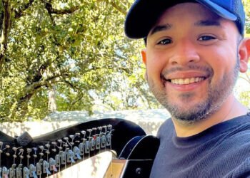 Alex Martínez, el arpista venezolano que destaca en el video aniversario de Metallica