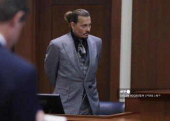 Depp dice que Heard le cortó un dedo al lanzarle una botella de vodka