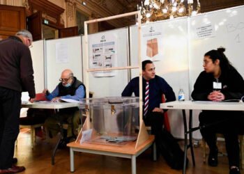 Reportan mayor votación a mediodía en la segunda vuelta de las presidenciales en Francia