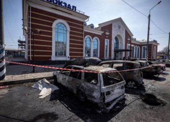 Al menos 40 civiles muertos en bombardeo de estación de tren en el este de Ucrania