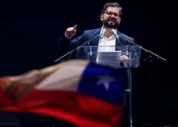 Boric anuncia 3.700 millones de dólares en ayuda social y el alza del salario mínimo