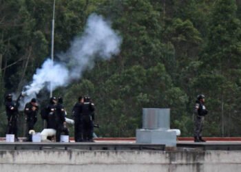 Enfrentamiento en cárcel de Ecuador deja al menos 20 muertos