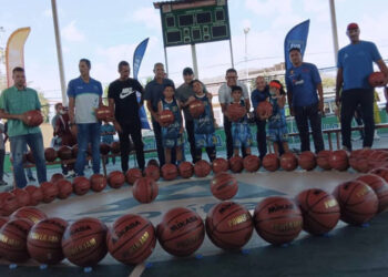 Más de 30 escuelas anzoatiguenses de básquet fueron dotadas de balones