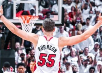 Duncan Robinson se vistió de francotirador para Heat en su duelo contra Hawks