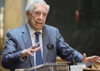 Escritor Mario Vargas Llosa está hospitalizado por COVID-19