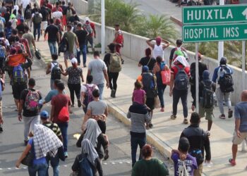 Sale cuarta caravana con migrantes venezolanos en México