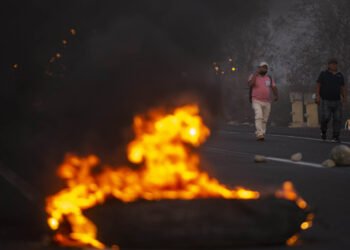 Gobierno peruano impone toque de queda este martes en Lima tras protestas