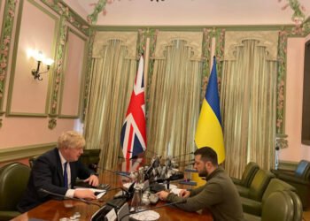 Johnson se reúne con Zelenski en Kiev en una visita no anunciada