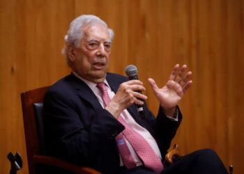 Vargas Llosa recibió alta médica tras superar el COVID-19