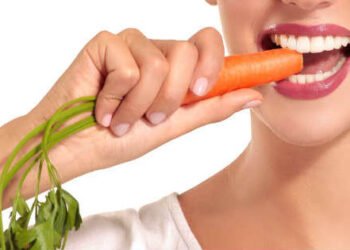 Comer zanahorias ayuda a prevenir las caries