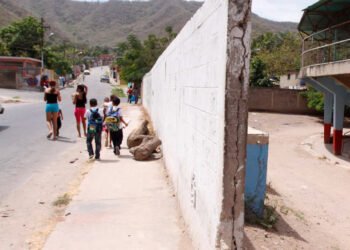 Pandilleros pelean y lanzan piedras contra los transeúntes