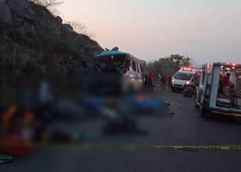 Accidente en carretera deja 14 muertos en oeste de México