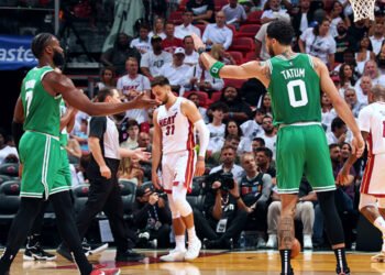 Celtics apaleó a Heat y llegará a casa con la serie igualada 1-1 (+Video)