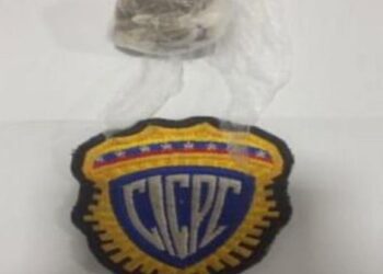 Arrestaron a dos sujetos por consumir estupefacientes frente a niños en Las Casitas