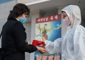 Corea del Norte reconoce primer brote de Covid-19 y decreta confinamiento nacional