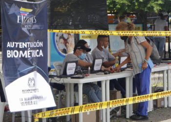 Los colombianos residentes en Venezuela comienzan a votar en la frontera