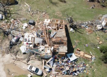 Tornado deja estela de destrucción en Kansas