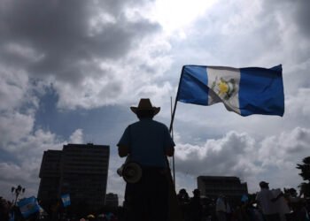 Guatemaltecos manifiestan su indignación por reelección de fiscal general