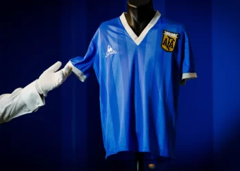 Subastan icónica camiseta de Maradona por 9 millones de dólares