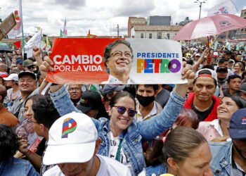 Los candidatos a la Presidencia de Colombia pisan el acelerador en busca de votos