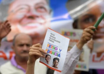 Campaña de Petro exige auditoría externa de software electoral para presidenciales en Colombia