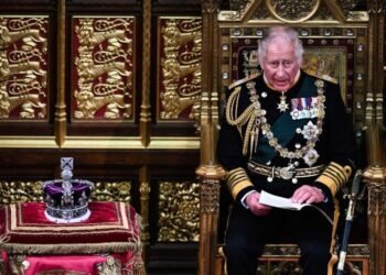 Príncipe Carlos reemplazó a la Reina Isabel II en apertura del Parlamento Británico