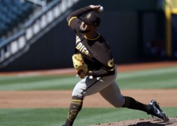 Lanzador Robert Suárez se amolda a las Grandes Ligas