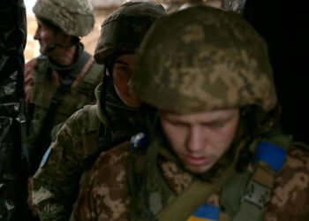 Mando ucraniano ordenó a sus militares dejar de combatir en la acería de Azovstal