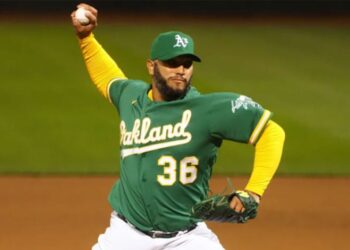 Yusmeiro Petit pactó con Padres de San Diego