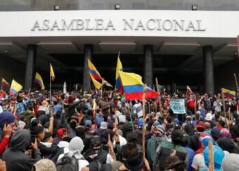 Asamblea Nacional de Ecuador suspendió sesión de destitución presidencial