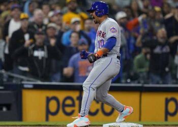 Eduardo Escobar hizo vibrar jornada de Grandes Ligas bateando ciclo (+video)