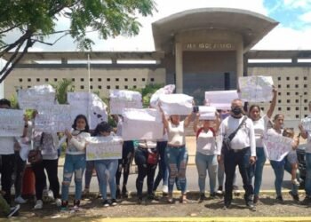 Familiares de joven fallecido protestaron para exigir que las autoridades esclarezcan el caso