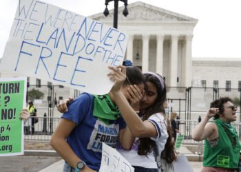 Corte Suprema de EEUU revoca el derecho constitucional al aborto