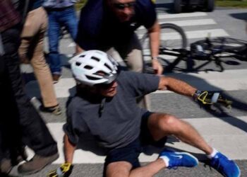 Joe Biden se cae de su bicicleta durante un paseo en Delaware
