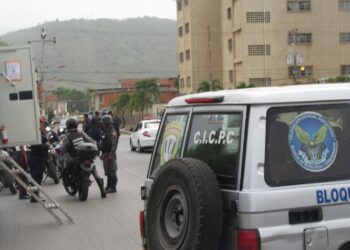 Aprehendieron a dos sujetos por robar chatarra de una gandola en Barcelona