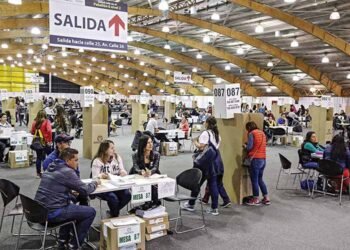 Abren los colegios electorales para la segunda vuelta de las presidenciales en Colombia