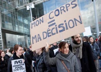 En Francia plantean incluir derecho al aborto en la Constitución