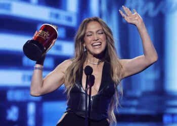 Jennifer López, Zendaya y Tom Holland triunfan en los premios MTV del cine