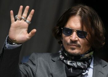 Johnny Depp volvió al mundo musical con el álbum "18"