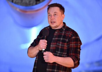 Musk amenaza con no consumar la compra de Twitter por las cuentas falsas y el spam