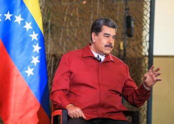 Maduro exhortó a la gente a vacunarse, tras repunte de casos de COVID-19