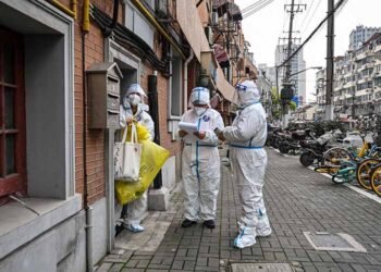 Shanghái realizará un test masivo y confinará a su población