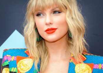 Taylor Swift anuncia que estrenará su canción "Caroline" esta medianoche