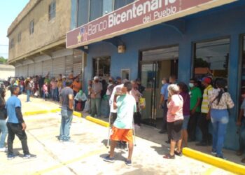 Pensionados pasaron hasta cuatro horas en cola para cobrar en Barcelona