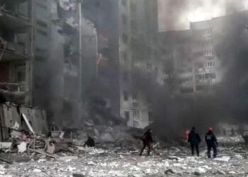 AP: Rusia bombardea zonas industriales en el sur de Ucrania