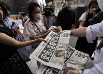 Exprimer ministro de Japón fue asesinado en pleno discurso