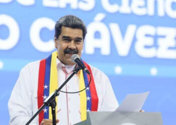Maduro propone plan para dar casas y carros a trabajadores de la salud
