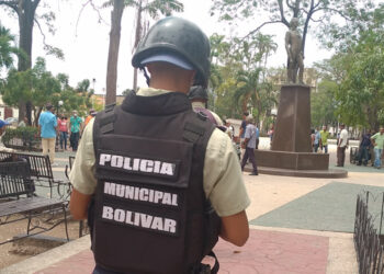Polibolívar arrestó a un joven que era linchado por robar una batería
