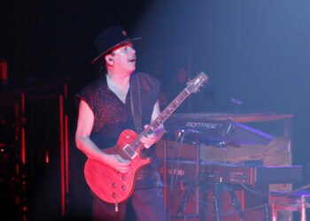 Carlos Santana, el latino que borró las fronteras del rock, cumple 75 años
